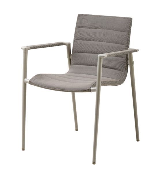 Core Outdoor Stuhl AirTouch Taupe von Cane-Line: Moderner Gartenstuhl mit Armlehnen und grauem Stoffbezug.